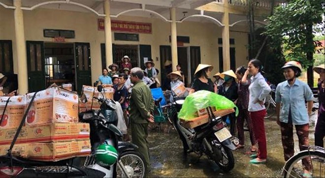 Dân kéo lên trụ sở xã vì mua phải hàng kém chất lượng Nhiều người dân đưa hàng đã mua đến trụ sở UBND xã để yêu cầu làm rõ sự việc.
