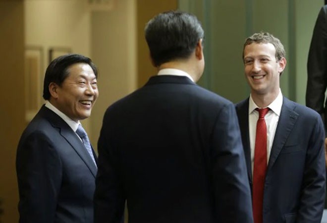 “Ông trùm” internet bị cáo buộc tham nhũng Ông Lỗ Vĩ ( trái), tháp tùng ông Tập Cận Bình, trò chuyện với ông chủ Facebook Mark Zuckerberg trong chuyến thăm Mỹ năm 2015. ẢNH: AP.