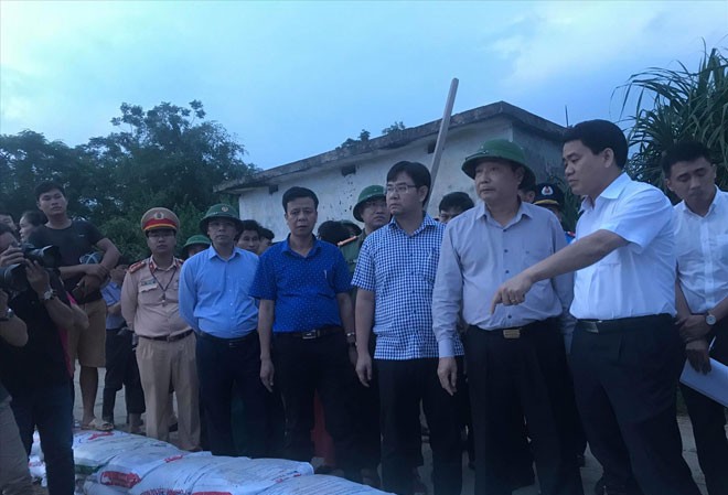 Huy động 500 người hộ đê tả Bùi Chủ tịch UBND thành phố Hà Nội Nguyễn Ðức Chung có mặt tại Chương Mỹ kiểm tra công tác bảo vệ đê tả Bùi. Ảnh: Quang Phong.