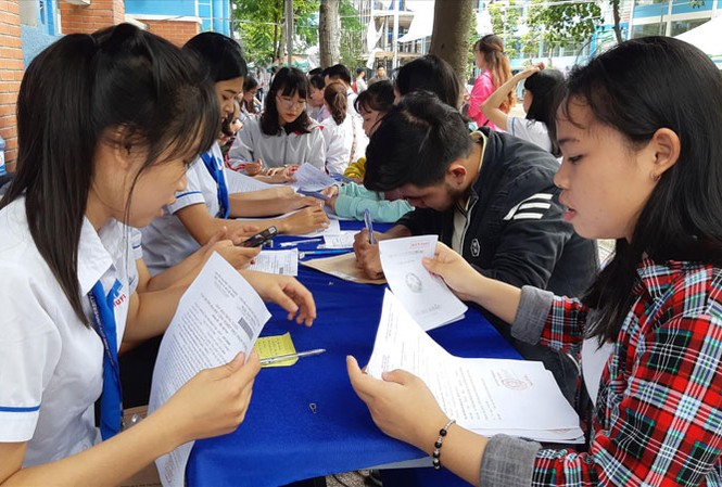 Điểm chuẩn giảm: Nhiều trường vẫn phải tuyển nguyện vọng bổ sung Thí sinh tại TPHCM làm thủ tục nhập học ngày 7/8.