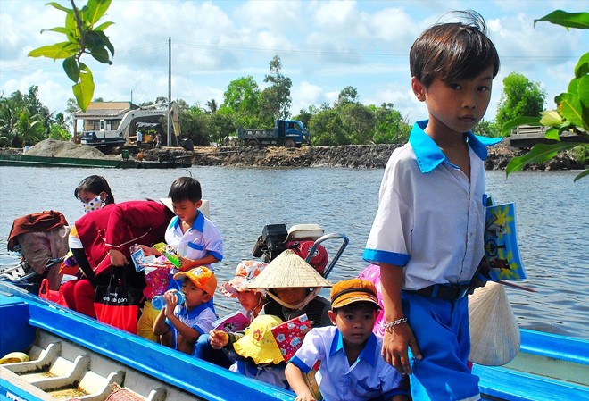 'Dậy sóng' giáo dục Ðất Mũi: Tiến thoái lưỡng nan Học sinh vùng sông nước đi học có cha mẹ theo cùng.