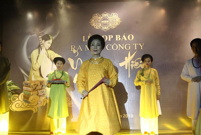 Sống lại tinh hoa truyền thống Nghệ nhân trình diễn trang phục áo dài năm thân do Ỷ Vân Hiên phục dựng. Ảnh: NGUYÊN KHÁNH.