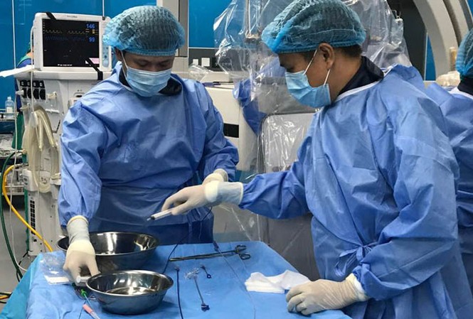 Cứu sống 2 trẻ dị tật tim bẩm sinh nhờ kỹ thuật mới Các bác sĩ chuẩn bị cho ca can thiệp tim mạch.