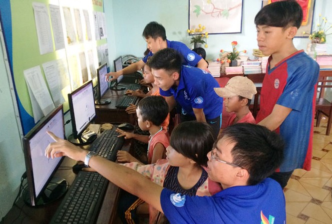 Ấn tượng các chiến sĩ 'Mùa hè xanh' Các chiến sĩ ‘’Mùa hè xanh’’ dạy tin học cho các em nhỏ ở xã Ia Le. Ảnh: L.T.