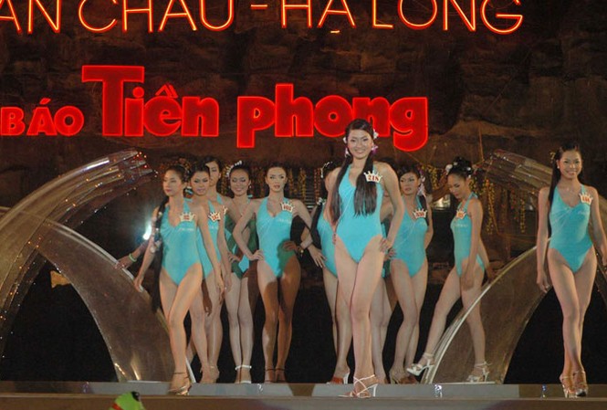 Cuộc thi Hoa hậu uy tín nhất nước Nguyễn Thị Huyền trong phần thi áo tắm tại đêm chung kết cuộc thi Hoa hậu Việt Nam 2004 tại Tuần Châu, Quảng Ninh. Ảnh: Hồng Vĩnh.