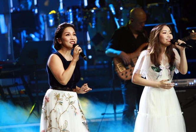 'Thời gian' của Mỹ Linh và Anh Em gần như hoàn hảo Phần song ca của Mỹ Linh và con gái thành điểm nhấn của chương trình. Ảnh: Nguyễn Mạnh Hà.