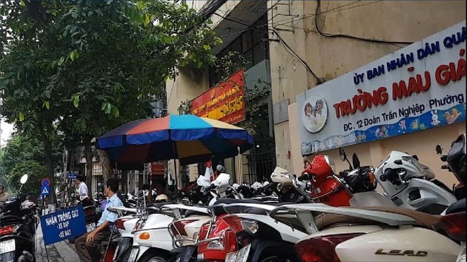 Phản hồi tích cực từ các đơn vị Bãi gửi xe tăng giá gấp đôi trước cổng Chi cục thuế quận Hai Bà Trưng.