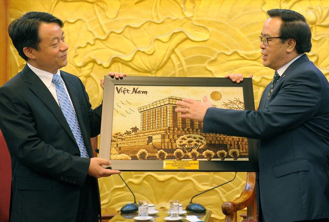 Thanh niên đi đầu xây dựng xã hội hữu nghị Việt - Trung Trưởng Ban Ðối ngoại Trung ương Hoàng Bình Quân tặng quà cho đoàn đại biểu TNCS Trung Quốc. Ảnh: Xuân Tùng.