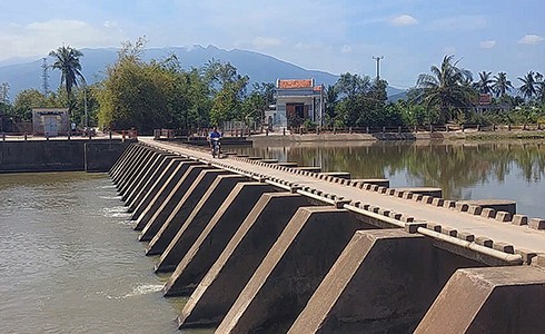 20 năm mơ một cây cầu Hàng nghìn người dân thôn Ngũ Mỹ ngày ngày phải đi lại trên đập tràn - Ảnh: Báo Khánh Hòa
