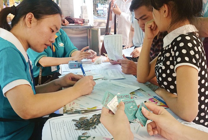 Chuyển thuê bao 11 số về 10 số: Nhiêu khê và phiền toái Ðợt thay đổi đầu số lần này gây ảnh hưởng tới 60 triệu thuê bao di động. Ảnh: Nhật Minh.