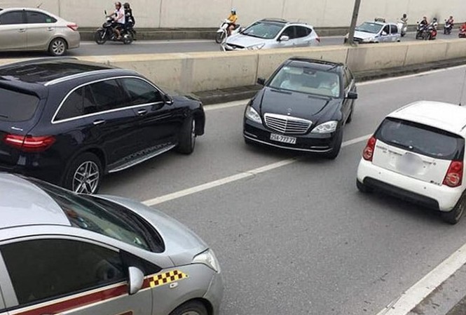 Xử lý người vi phạm giao thông do dân phát hiện: Cục CSGT nói gì? Hình ảnh chiếc xe Mercedes mang BKS 29A - 777.77 đi ngược chiều trong hầm Kim Liên ( Hà Nội) chiều 5/8. Ảnh: Otofun.