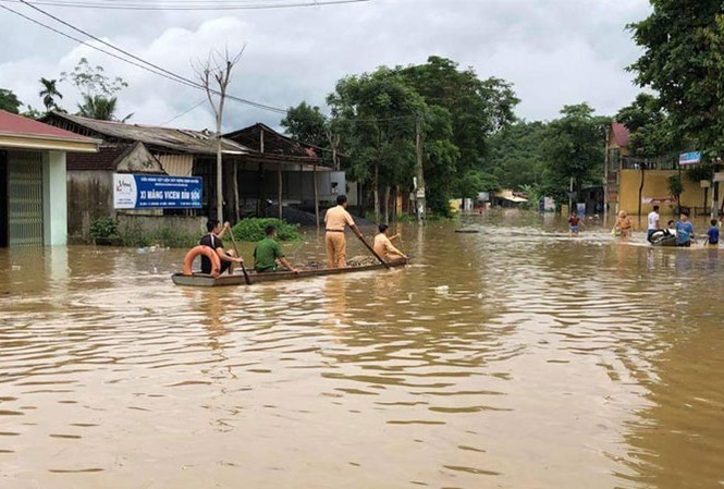 Mưa lũ chia cắt nhiều nơi: 6 người chết, mất tích Công an cứu trợ ở thị trấn Cành Nàng, huyện Bá Thước, tỉnh Thanh Hóa.