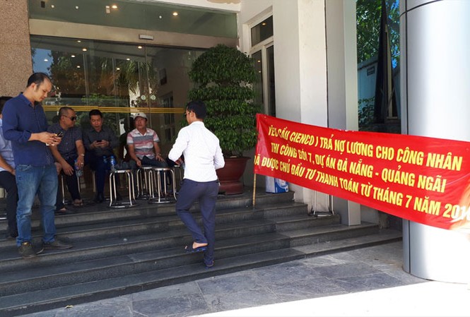 Rã rời những 'cánh chim' Cienco Người của Cienco 8 căng biển, kê ghế chắn cửa Cienco 1 đòi nợ. Ảnh: TX.