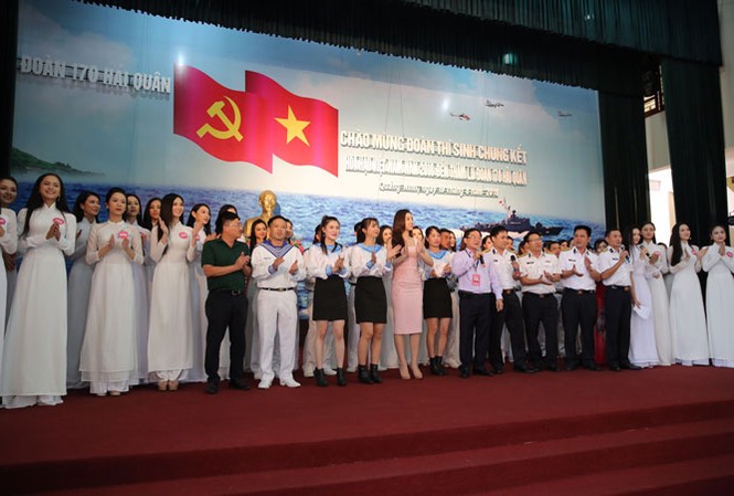 Thí sinh Hoa hậu Việt Nam 2018 thăm Lữ đoàn 170: Ấm tình quân dân Ðại diện Ban tổ chức HHVN và các thí sinh hát cùng các chiến sĩ Hải quân Lữ đoàn 170.