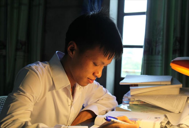 Thủ khoa “dị nhân” ở trường làng Vương Xuân Hoàng bên góc học tập ở nhà. Ảnh: N.T.