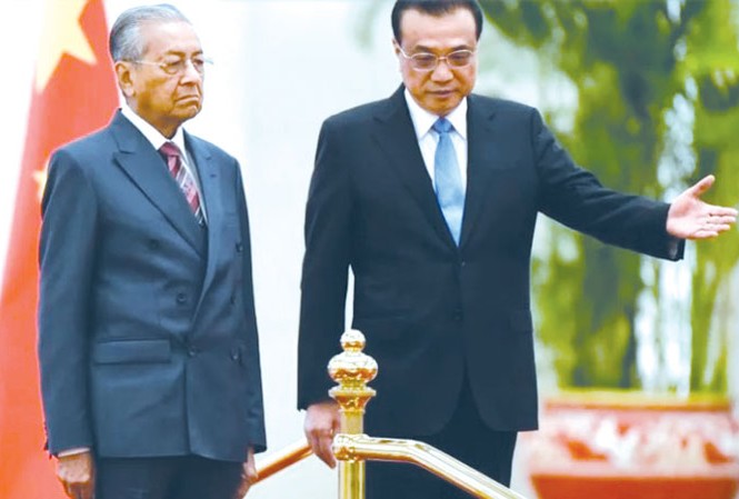 Malaysia 'nước đôi' về dự án đầu tư có vốn Trung Quốc Thủ tướng Trung Quốc Lý Khắc Cường tiếp đón Thủ tướng Malaysia Mahathir Mohamad tại Bắc Kinh.