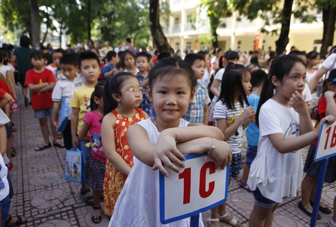 Tiền trường đầu năm học: Có tình trạng áp đặt, cào bằng Nhiều phụ huynh học sinh hiện chưa nắm vững quy định trong thông tư 55 của Bộ GD&ÐT: Không được thu các khoản liên quan tới chi phí quản lý, xây dựng cơ sở vật chất trong trường học. Ảnh: Ngọc Châu.