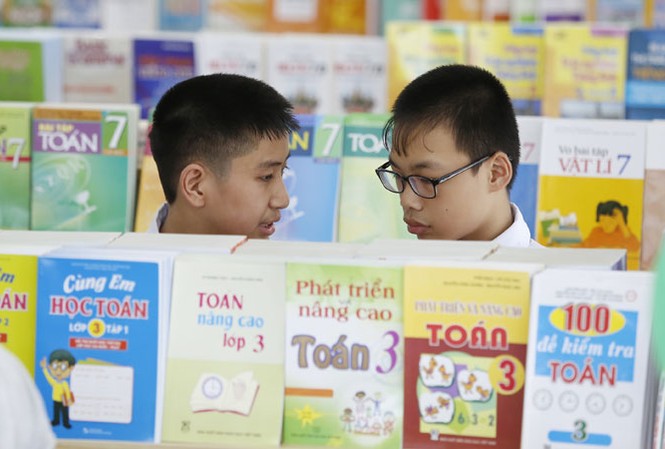 Bất ngờ khan hiếm SGK: Thao túng thị trường, người dân chịu thiệt Học sinh tìm mua SGK tại Hà Nội. Ảnh: Ngọc Châu.