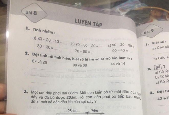 Sách giáo khoa: Mua tiền triệu, bán đồng nát Sách bài tập Toán, Tiếng Việt lớp 2 có phần làm bài tập ngay trong sách.