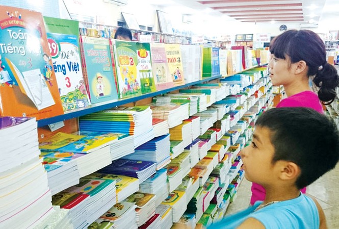 Bất ngờ khan hiếm SGK: Những con số đáng giật mình Phụ huynh cùng con lựa chọn mua sách giáo khoa tại một hiệu sách ở Hà Nội. Ảnh: Ngọc Châu.