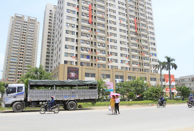 Kiến nghị thay thế nhà đầu tư năng lực yếu Khu chung cư Tân Tây Ðô (Ðan Phượng, Hà Nội) căng nhiều băng rôn kêu cứu vì không có nước sạch. Ảnh: Trường Phong.