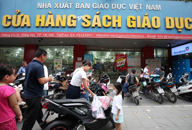 Học liệu ngoài sách giáo khoa, miếng bánh béo bở NXBGDVN quy định SGK không được trả lại, bán hết thì lãi, bán ế thì lỗ, các nhà sách phải chịu. Ảnh:Như Ý.