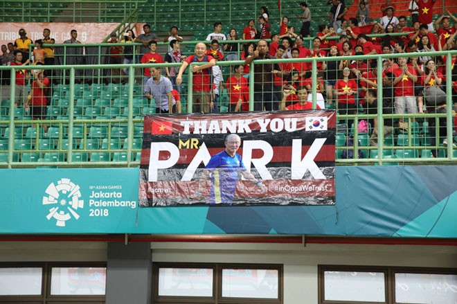 Nghỉ việc đi cổ vũ Olympic Việt Nam CÐV Việt Nam treo biểu ngữ cám ơn HLV Park Hang Seo trên khán đài. Ảnh: LINH HOÀNG.