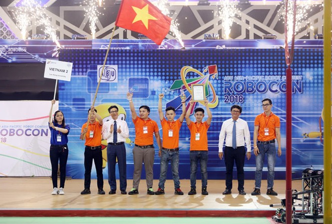Việt Nam vô địch Robocon châu Á Thái Bình Dương Phó Thủ tướng Vũ Ðức Ðam cùng ông Trần Bình Minh, Tổng Giám đốc Ðài Truyền hình Việt Nam trao giải nhất cho đội tuyển Việt Nam 2. Ảnh: Đức Long.