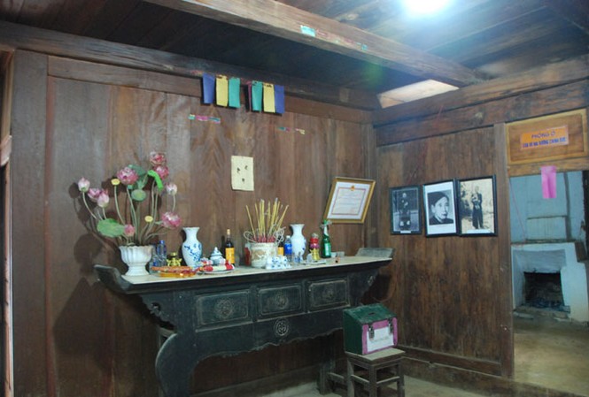 Giải mã bức hoành trong Dinh thự Vua Mèo Vương Chí Sình Bàn thờ trong Nhà Vương.