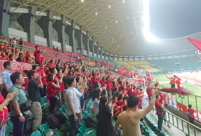 Hát quốc ca trên máy bay đi cổ động Olympic VN Cổ động viên Việt Nam có mặt trên sân vỡ òa khi Văn Toàn chọc thủng lưới Syria. Ảnh: L.H.V.