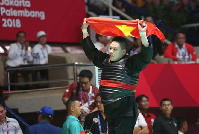 Pencak Silat giúp Việt Nam đạt chỉ tiêu vàng Võ sỹ Pencak Silat Nguyễn Văn Trí giànhHCV sau chiến thắng kịch tính. Ảnh: Ngọc Anh.