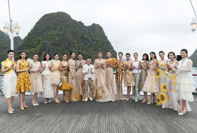 NTK Lê Thanh Hòa và show thời trang vẽ chân dung Hoa hậu Việt Nam Lê Thanh Hòa ra mắt BST Mặt trời phương Ðông trên vịnh Hạ Long tháng 4/2018. Ảnh: NVCC.