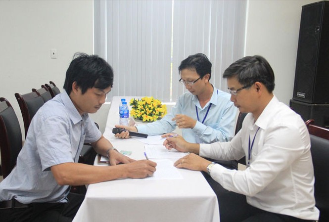 Giáo viên trúng tuyển được chọn trường giảng dạy Thí sinh trúng tuyển đăng ký nguyện vọng chọn trường lần cuối với Sở GD&ÐT. Ảnh: Thanh Trần.