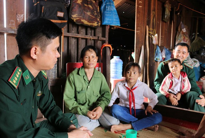 “Như cá với nước” là đây! Cán bộ Ðồn Biên phòng Ea H’Leo thường xuyên thăm hỏi, giúp đỡ mẹ con chị Sách. Ảnh: N.B.
