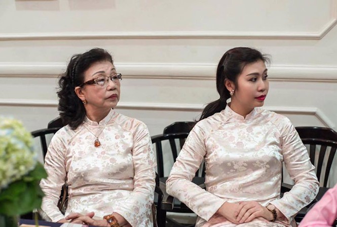 30 năm may áo dài cho Hoa hậu Mẹ con nhà thiết kế Ngân An - Anh Thư. Ảnh: Hoàng Mạnh Thắng.
