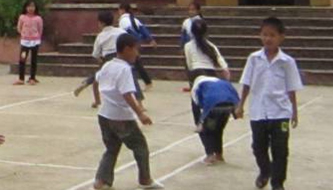 Giáo viên góp tiền nuôi học trò nghèo Học sinh Trường Tiểu học Lâm Xa, huyện Bá Thước, tỉnh Thanh Hóa trong giờ ra chơi