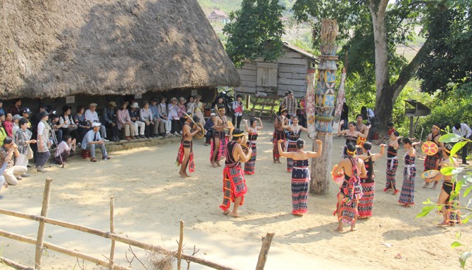 Cả làng Cơ Tu làm du lịch Đãi khách bằng điệu múa truyền thống tâng tung da dá, múa mừng lúa mới. Ảnh: Thanh Trần