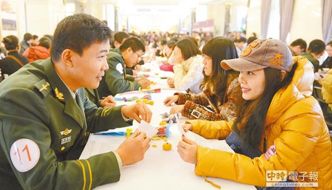 Nở rộ lừa đảo hôn nhân qua mạng Một cuộc gặp mặt các thành viên do văn phòng môi giới hôn nhân tổ chức.