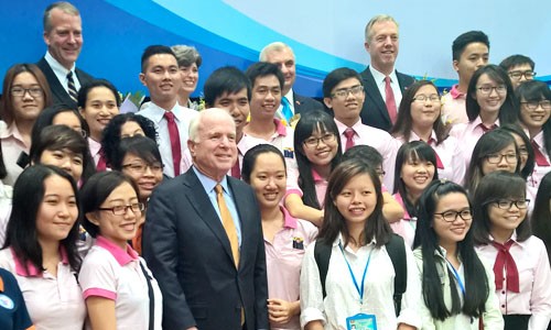 Đoàn thượng nghị sĩ Mỹ nói chuyện với sinh viên Việt Nam Thượng nghị sĩ John McCain chụp ảnh lưu niệm với sinh viên. Ảnh: Vnexpress
