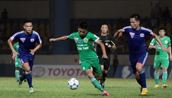 Sau vòng 15 V-League: Đội nào rớt hạng? Đội cuối bảng Cần Thơ (giữa) khiến HLV Đinh Cao Nghĩa của Quảng Ninh phải từ chức sau chiến thắng 3-0 ngay trên sân đối phương. Ảnh: VSI