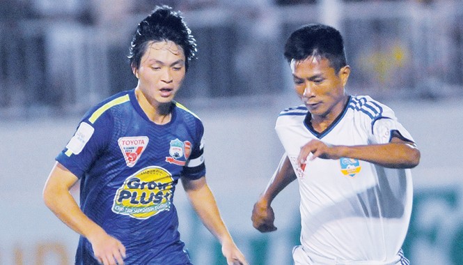 Vòng 16 V.League: HA.GL non có thắng được Quảng Nam yếu? HAGL (trái) có vượt qua được QNK Quảng Nam (phải) trong trận quyết đấu chiều nay, sau khi 2 đội bất phân thắng bại ở trận lượt đi tại Pleiku? Ảnh: VSI