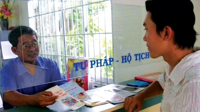 Cai nghiện thuốc lá từ… nhân viên y tế Bộ phận Tư pháp - Hộ tịch một phường ở TPHCM vận động người dân không hút thuốc lá trong đám tang, đám cưới khi họ đến làm thủ tục khai tử, kết hôn, khai sinh… Ảnh: Quốc Ngọc