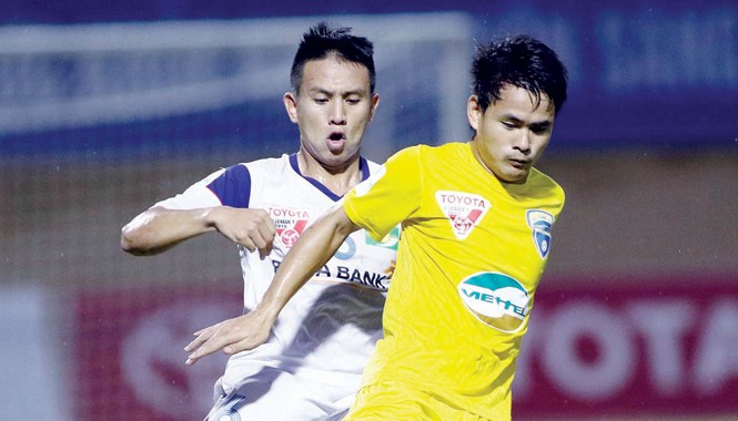 Vòng 19 V.League: Nóng bỏng 2 đầu cuộc đua Thanh Hóa (phải) có chiến thắng quan trọng trước SLNA để bám sát Bình Dương trong cuộc đua vô địch. Ảnh: VSI