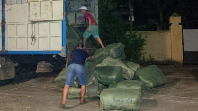 Xe biển giả chở mỹ phẩm lậu Sản phẩm mỹ phẩm, thực phẩm chức năng lậu bị phát hiện. Ảnh: Đ.H