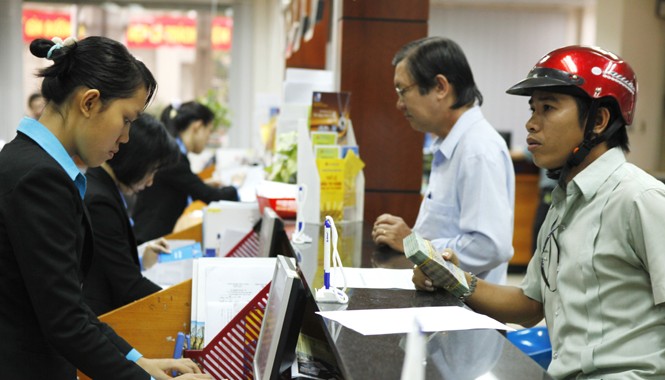 Còn khúc mắc với hệ thống thông quan điện tử Có trường hợp cơ quan hải quan vẫn bắt doanh nghiệp nộp hồ sơ giấy. Ảnh: Đức Huy