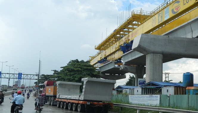 Dự án metro TPHCM: Mỗi ngày mất 2,5 tỷ đồng bồi thường? Đốt dầm chữ U được đúc sẵn đưa về công trường thi công gói thầu số 2 tuyến metro Bến Thành - Suối Tiên để lắp ghép. Ảnh: Huy Thịnh