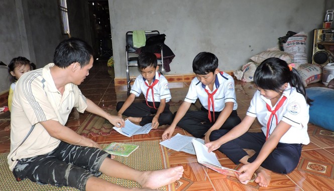 Tấm lòng người thầy khuyết tật Thầy Hoàng Cảnh Giới chỉ bài cho học sinh.