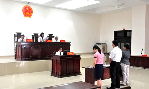 Thêm một 'nhân tài' bị kiện đòi tiền tỷ Đại diện gia đình Lê Tuấn Anh trong phiên toà ngày 26/11. Ảnh: Vnexpress