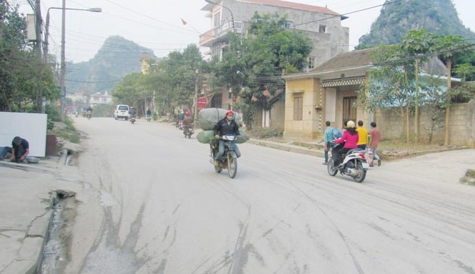 Phải chống cả bao che, can thiệp Xe “cửu vạn” chở hàng lậu ngang nhiên giữa ban ngày ở thị trấn Đồng Đăng (huyện Cao Lộc, Lạng Sơn) Ảnh: Duy Chiến