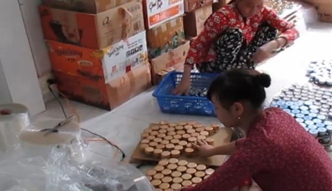 Bỏ ngỏ hậu kiểm, người tiêu dùng chịu thiệt Hai nhân viên của một cơ sở làm mỹ phẩm nhái bị cơ quan chức năng phát hiện khi đóng gói. Ảnh: L.N